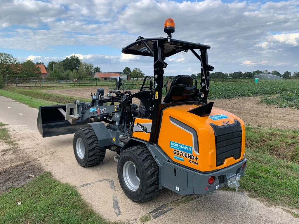Giant G2700 X-TRA HD+ minishovel DEMO skid banden €695 LEASE 2026 afbeelding 1