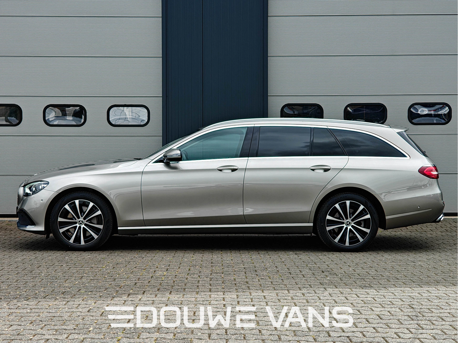 Mercedes-Benz E-Class 2022 - 300e Burmester Trekhaak Avantgarde Schuifdak Bild 3