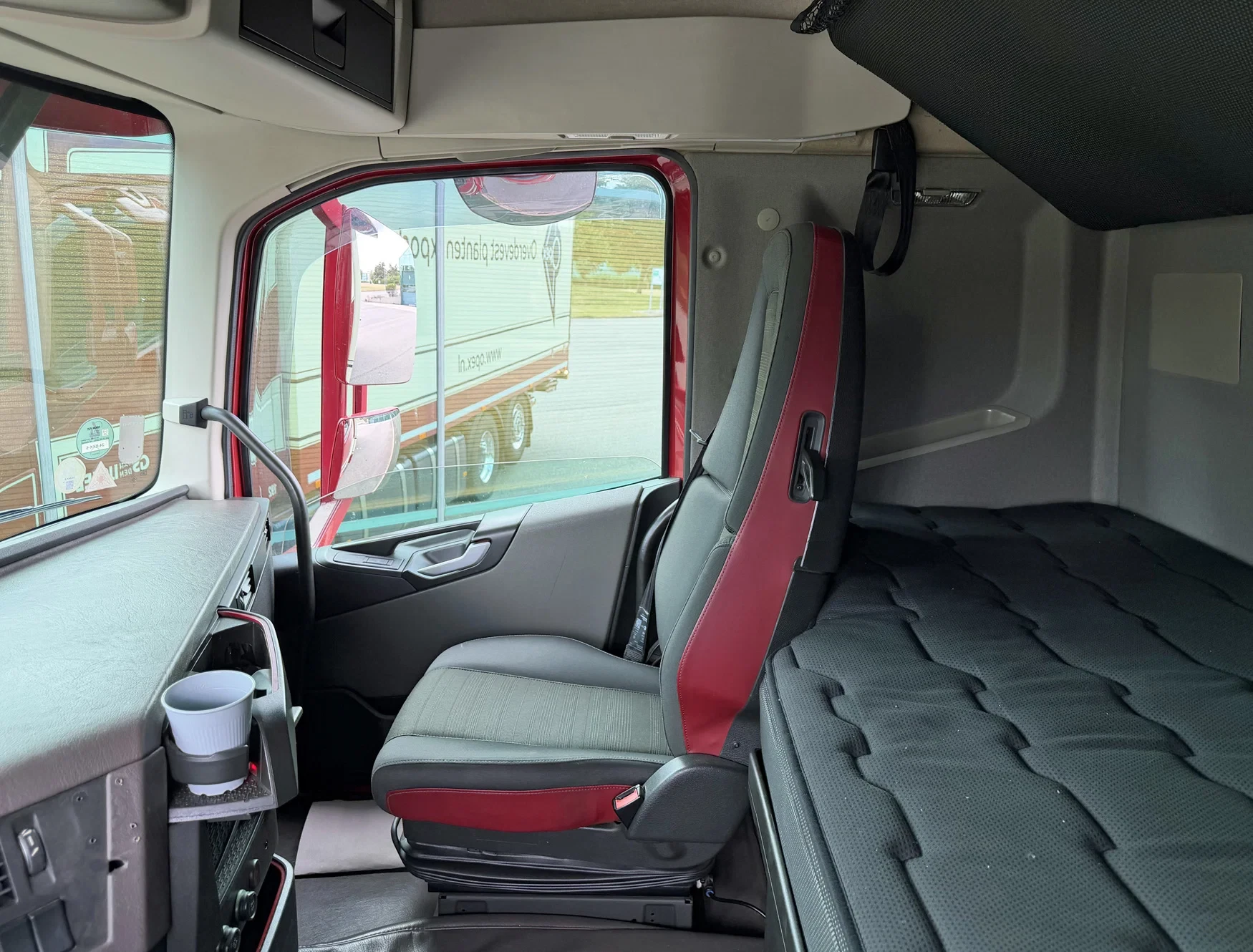 Volvo FH 2018 - 13.500 I-PARK COOL FULL AIR HEIWO ISOLATED BOX + BOX HEATER TAIL LIFT TOP CONDITION HOLLAND-TRUCK изображение 8