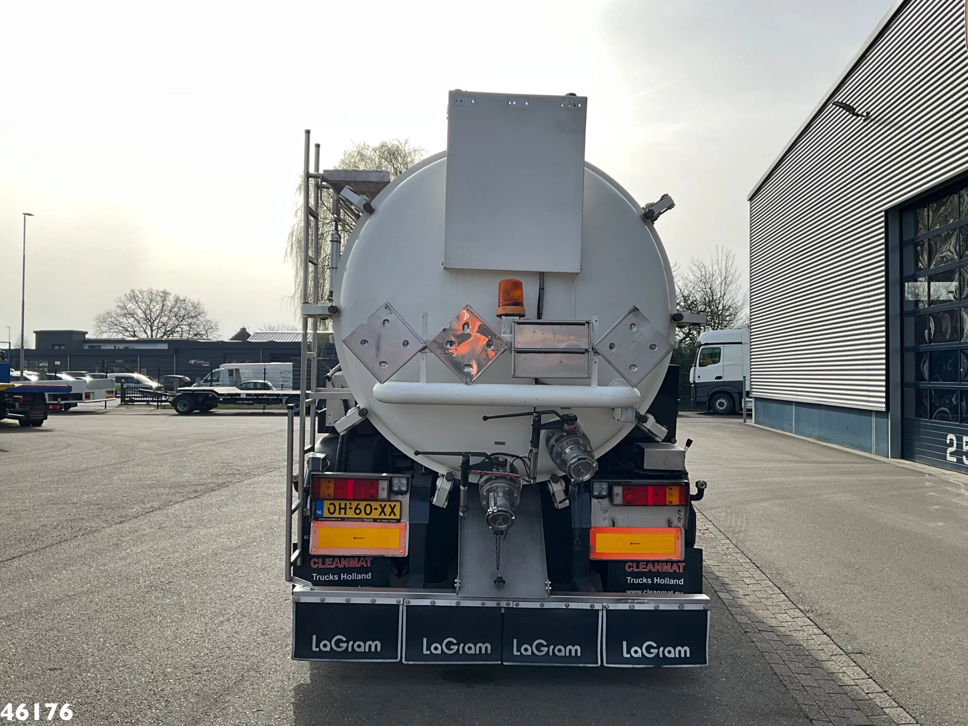 MAN TGX 2012 - 18.400 ADR trekker + Burg met Bekker LaGram Vacuüm ADR opbouw 30m³ image 8