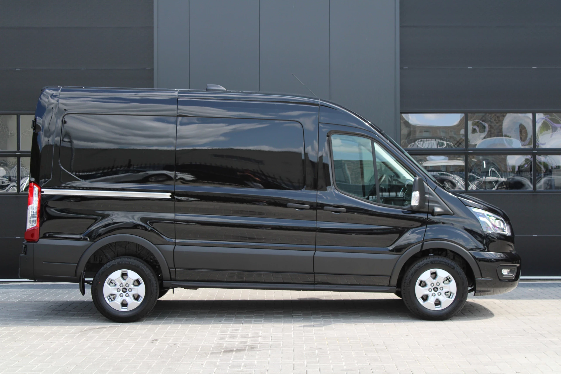 Ford Transit 2024 - 350 2.0 TDCI L2H2 Limited 165pk - 2x Schuifdeur - Navi - 360 Camera - Adaptive Cruise - Xenon - Blind Spot - Rijklaar obrázek 27