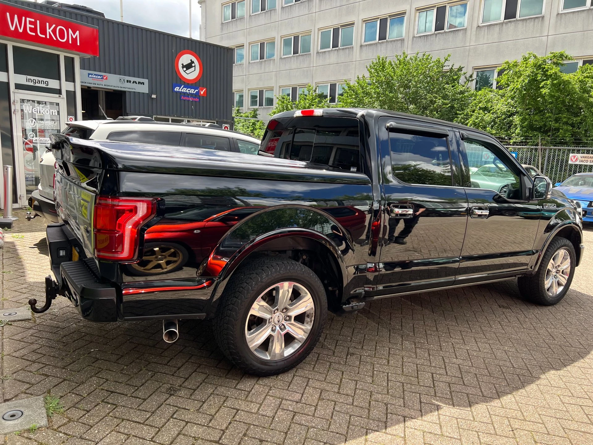 Ford F-150 2017 - USA 5.0 V8 SuperCrew PLATINUM image 2