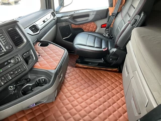 Scania R 2018 - R580 V8 NGS / 6x2 Boogie Lift / Retarder / Full Air / Leather Interior obrazek 13