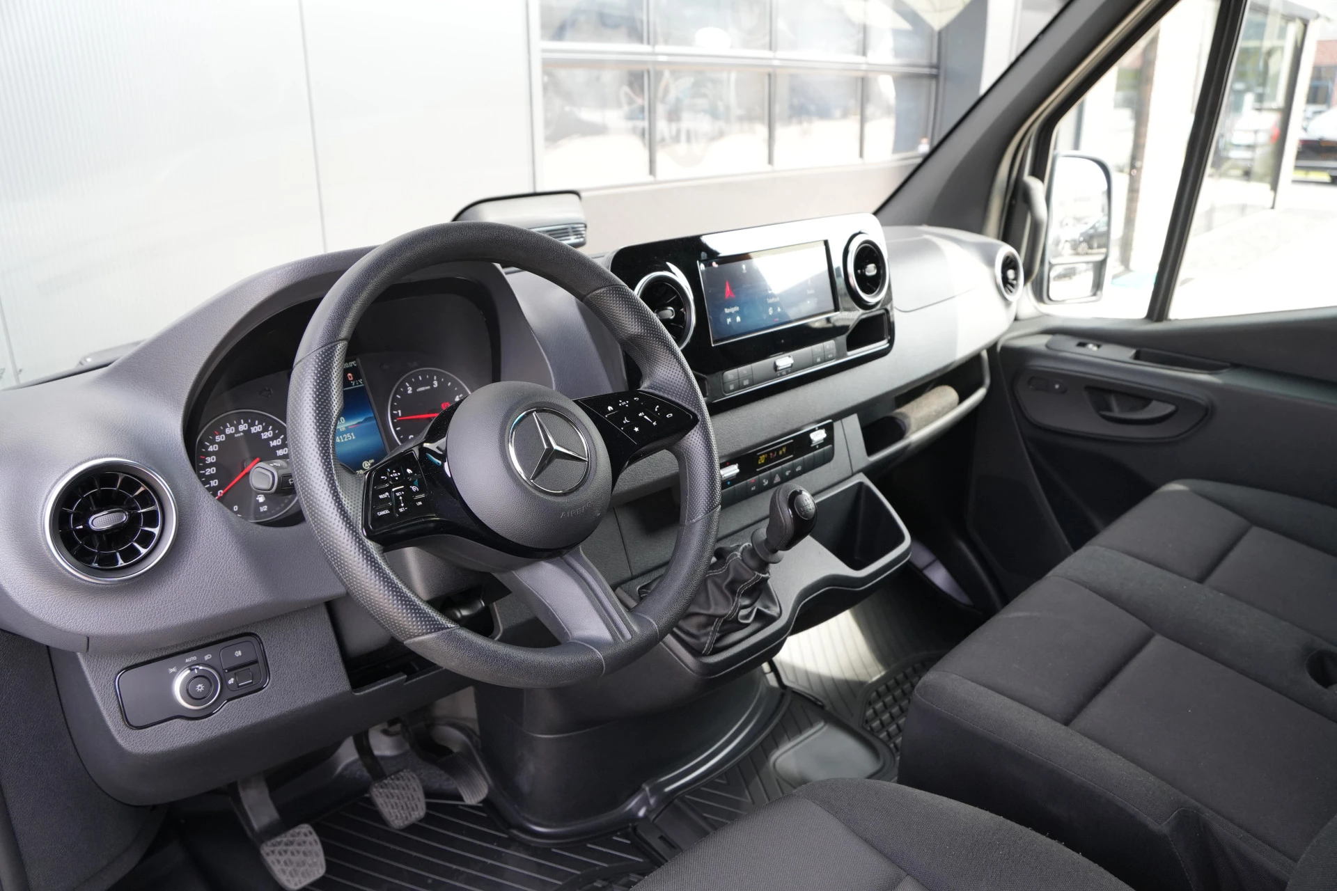Mercedes-Benz Sprinter 2024 - 315CDI L2H2 RWD Pro 150pk - Camera - Trekhaak - Blind Spot - LED - Stoelverwarming - Navi - Rijklaar image 15