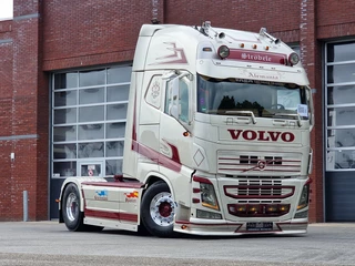 Volvo FH 2017 - 13.500 Globetrotter XL 4x2 - Show truck - Retarder - Custom interior - I parkcool image 28