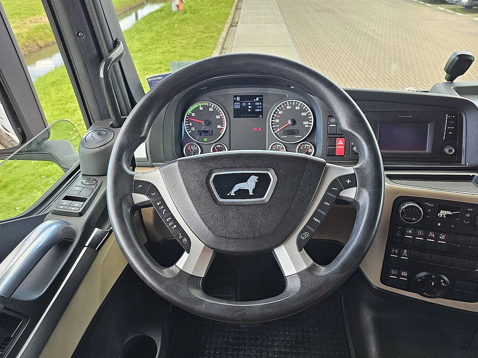 MAN TGX 2018 - 18.460 image 13