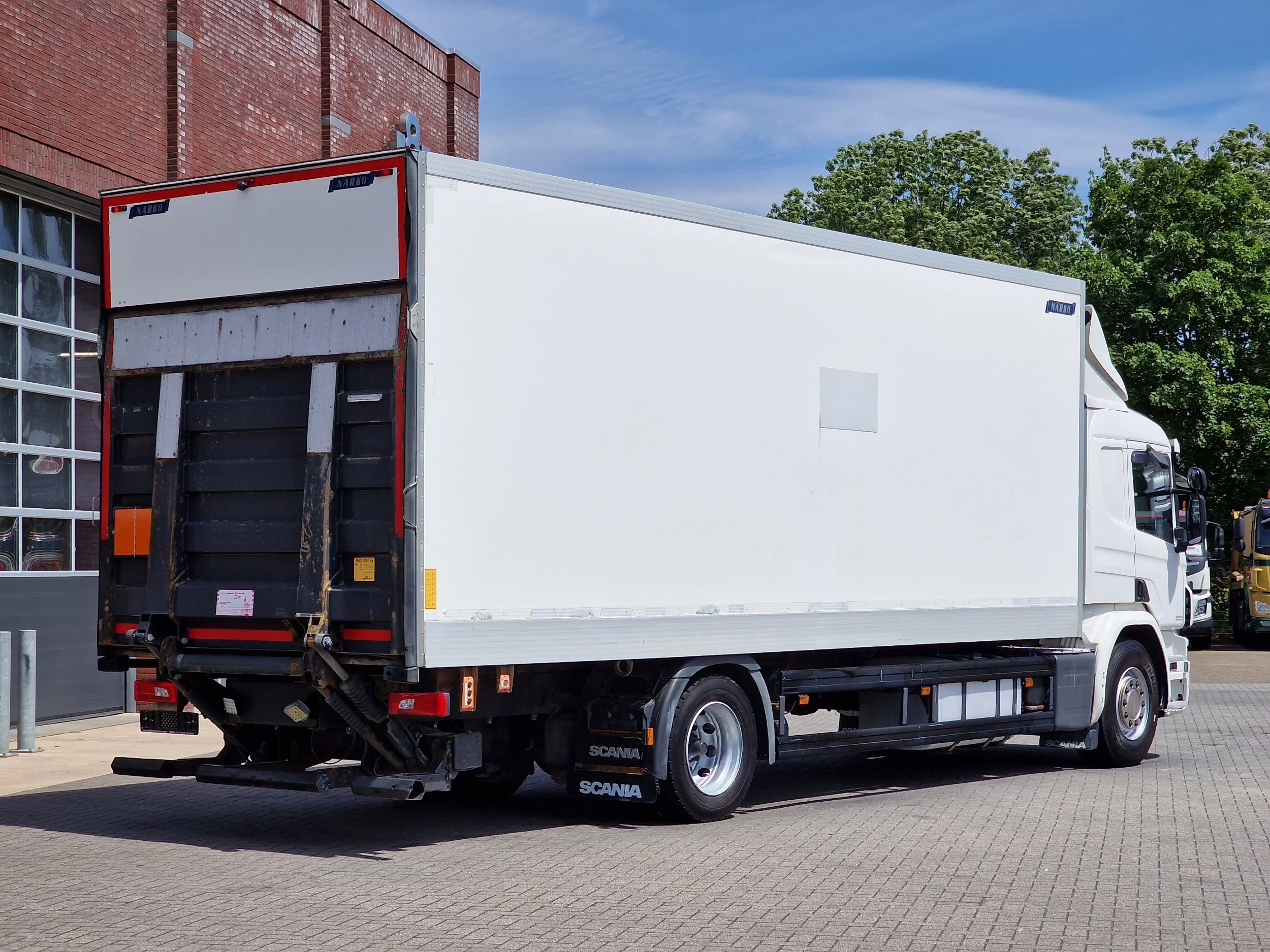 Scania P 2015 - P280 4x2 - Box with sidedoors - Zepro loadlift - Full air - Sleeper cab obrázek 10