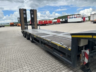 Broshuis N/A 2017 - 3ABSD Lowloader 3-axle / GVW: 59.000kg / Neck: 23.000kg / hydraulic steering + ramps + loading table / 4.60m extendable / winch / liftaxle image 75