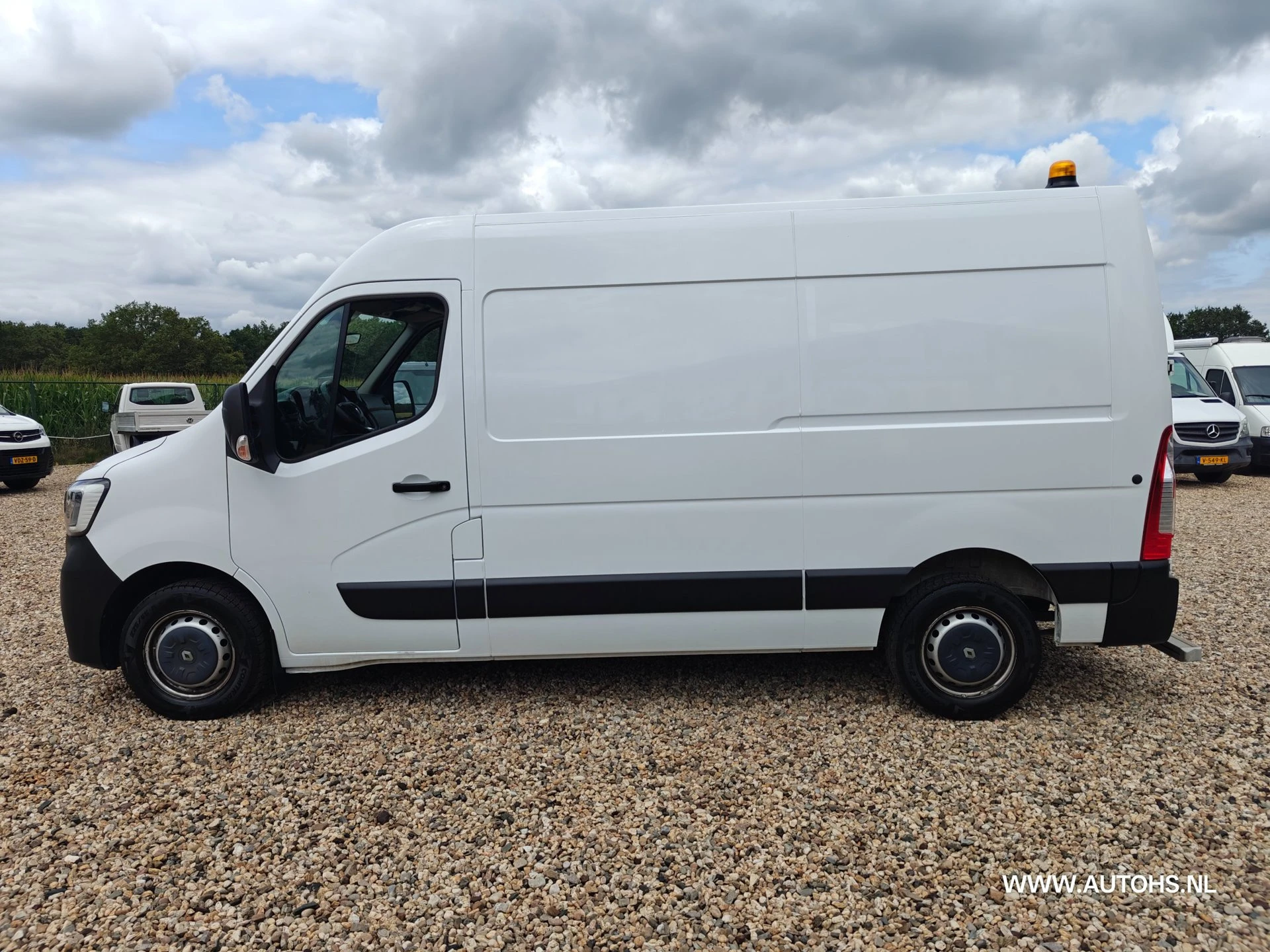 Renault Master 2020 - T35 2.3 dCi 135 L2H2+ werkplaats inrichting , Euro 6 , 1e Eig , 140 PK , Apk 4- 2027 , Camera , leuke bus. afbeelding 2