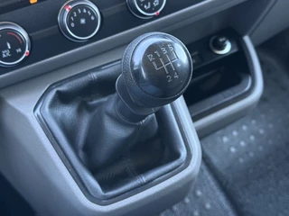 Volkswagen Transporter 2020 - 2.0 TDI / L2H1 / 6-PERS DUBBELE CABINE / ZEER NETJES / ACHTERKLEP / INRICHTING / CRUISE imagen 20