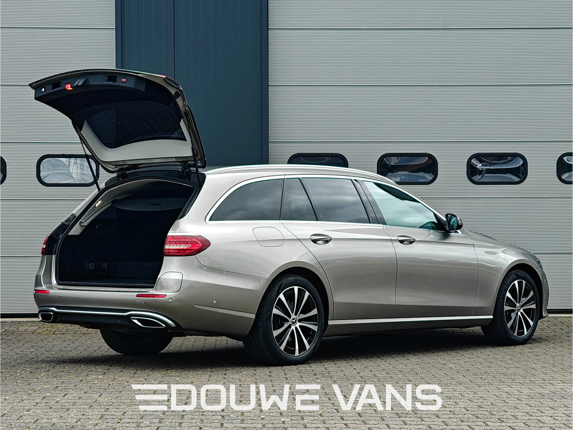 Mercedes-Benz E-Class 2022 - 300e Burmester Trekhaak Avantgarde Schuifdak Bild 6