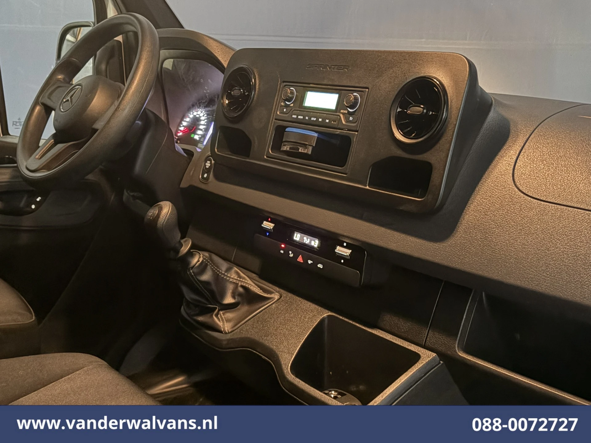Mercedes-Benz Sprinter 2023 - 211 CDI 115pk L2H2 Euro6 Airco | Trekhaak | Bijrijdersbank afbeelding 12