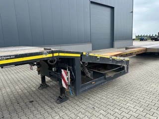 Broshuis N/A 2017 - 3ABSD Lowloader 3-axle / GVW: 59.000kg / Neck: 23.000kg / hydraulic steering + ramps + loading table / 4.60m extendable / winch / liftaxle image 23