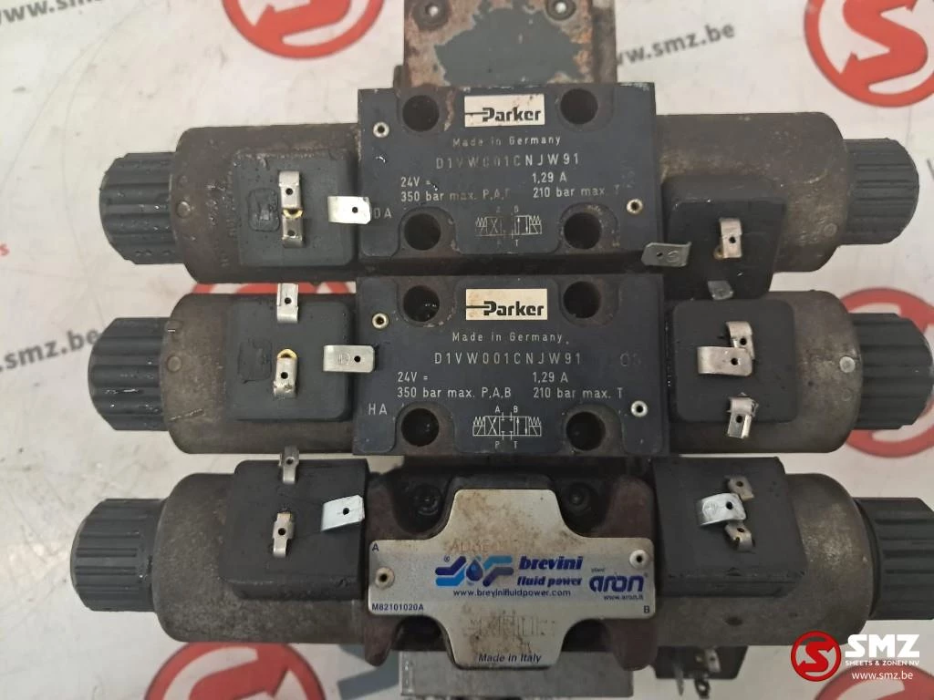 Diversen 2009 - Occ set van 3 hydraulische ventielen Parker изображение 5