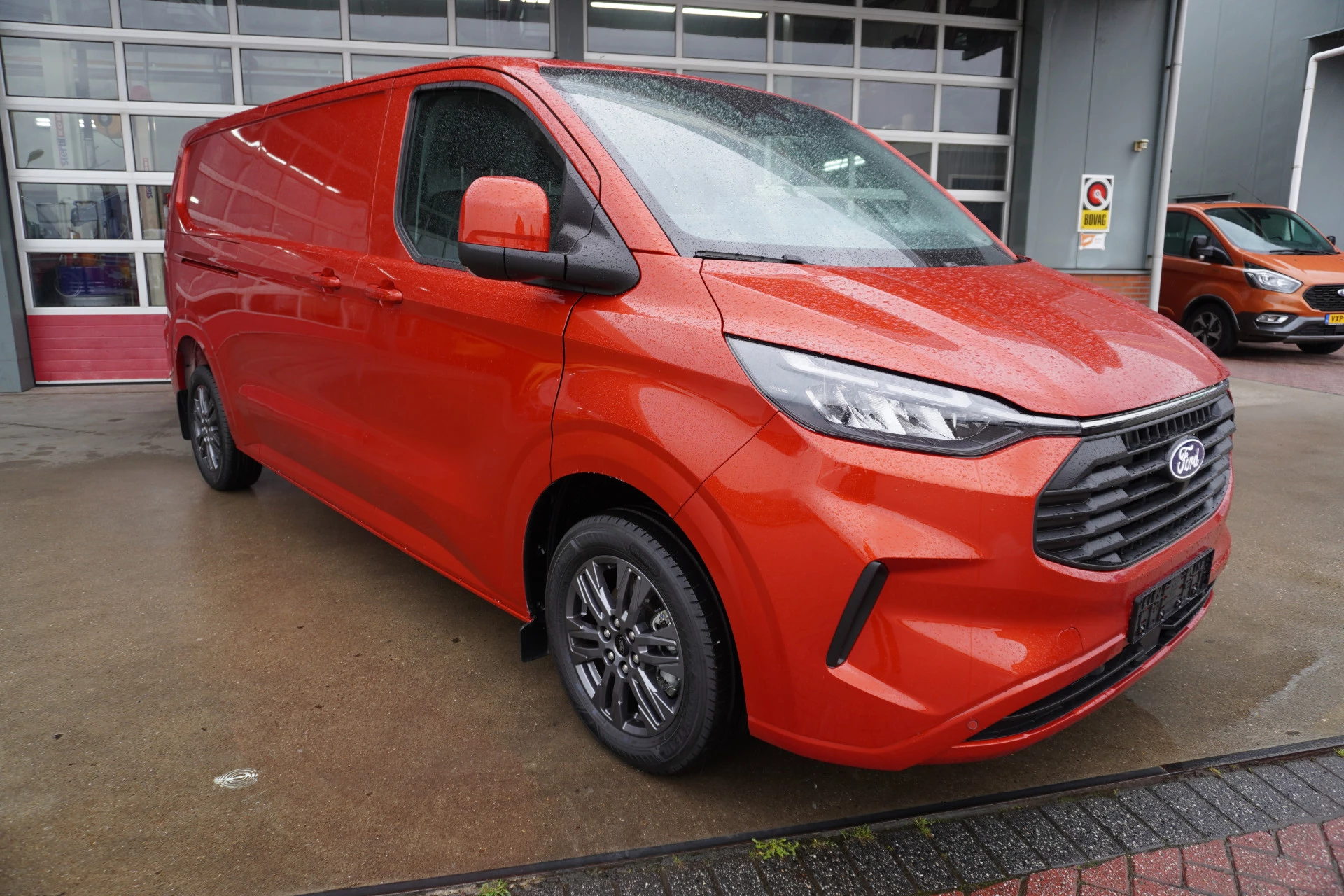 Ford Transit Custom 2024 - 320L 2.0 TDCI 136PK L2H1 Limited Bild 2