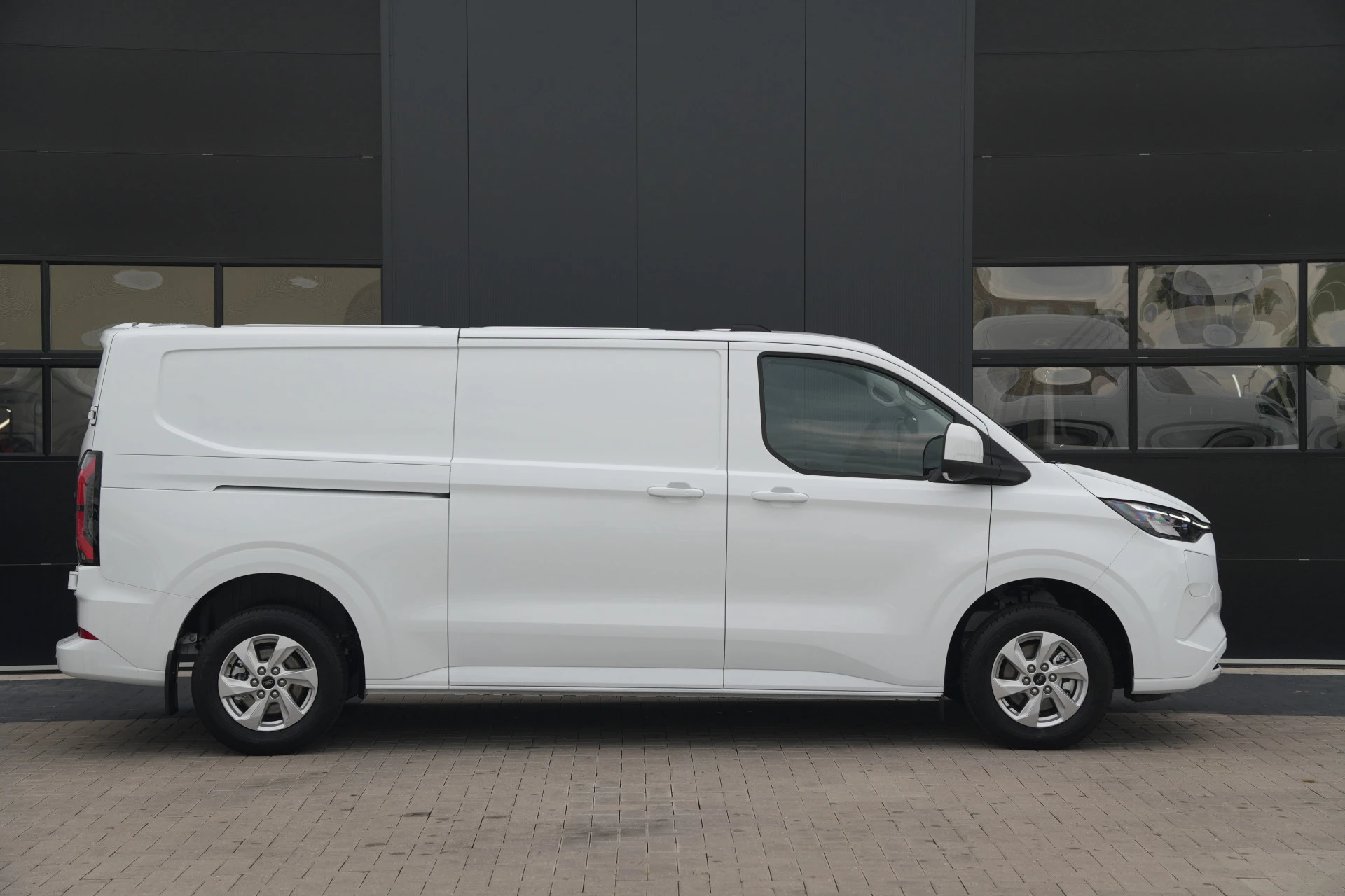 Ford E-Transit Custom 2026 - 320 L2H1 Limited 71 kWh 218pk - 2x Schuifdeur - Trekhaak - Camera - Carplay - Rijklaar obrázek 3