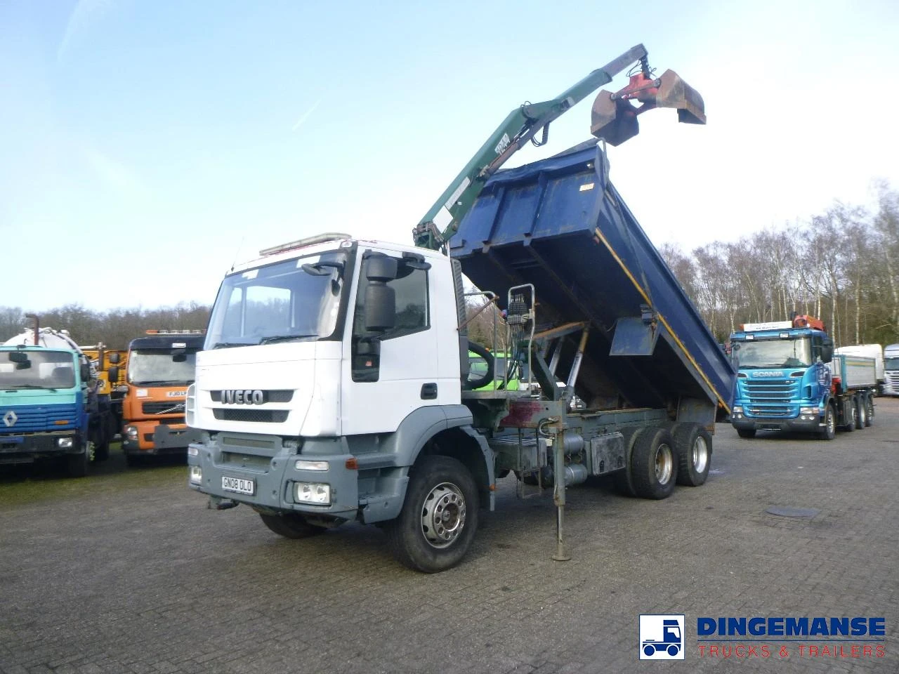 Iveco AD260T33 6X4 RHD tipper + HMF crane 2008 imagen 1