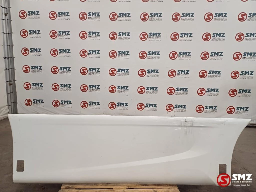 Iveco - Occ side skirt links Iveco afbeelding 1