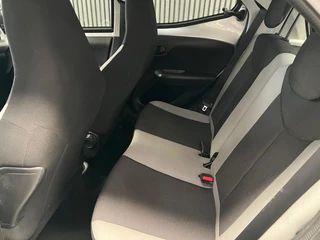 Toyota Aygo 2015 - 1.0 VVT-i x-clusiv 2e Eigenaar - Achtercamera - Airco bild 28