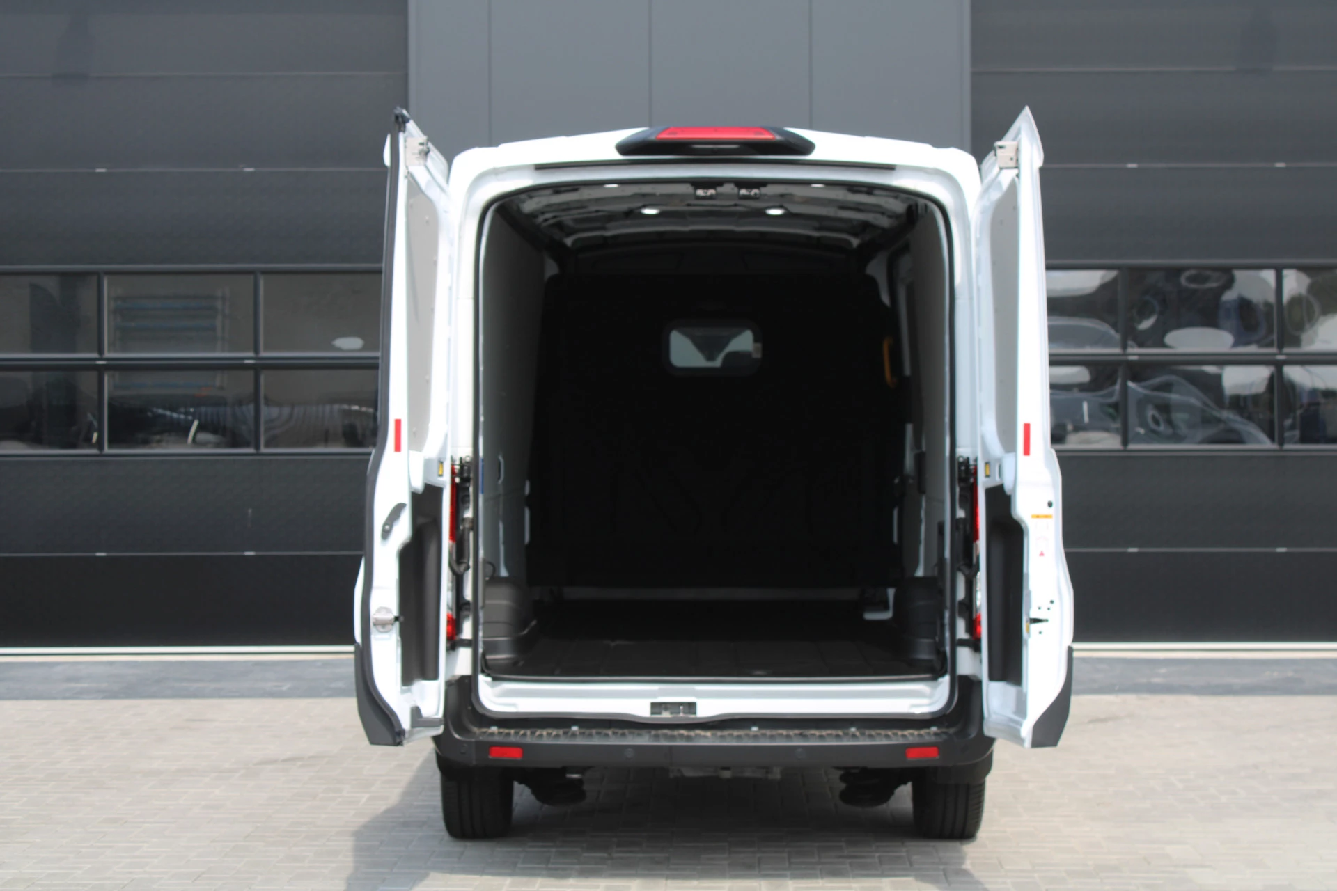 Ford E-Transit 2025 - 350 L3H2 Trend 68 kWh Vol Elektrisch - 360 Camera - Pro Power Onboard - Dodehoek Assistent - Rijklaar Bild 4