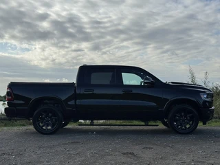 Dodge Ram 1500 2019 - LARAMIE NIGHT 5.7L V8, LAGE BIJTELLING, PANO, BLIS, H&K, ACC, 360, LUCHTV, LPG, BOMVOL! afbeelding 3 miniatuur
