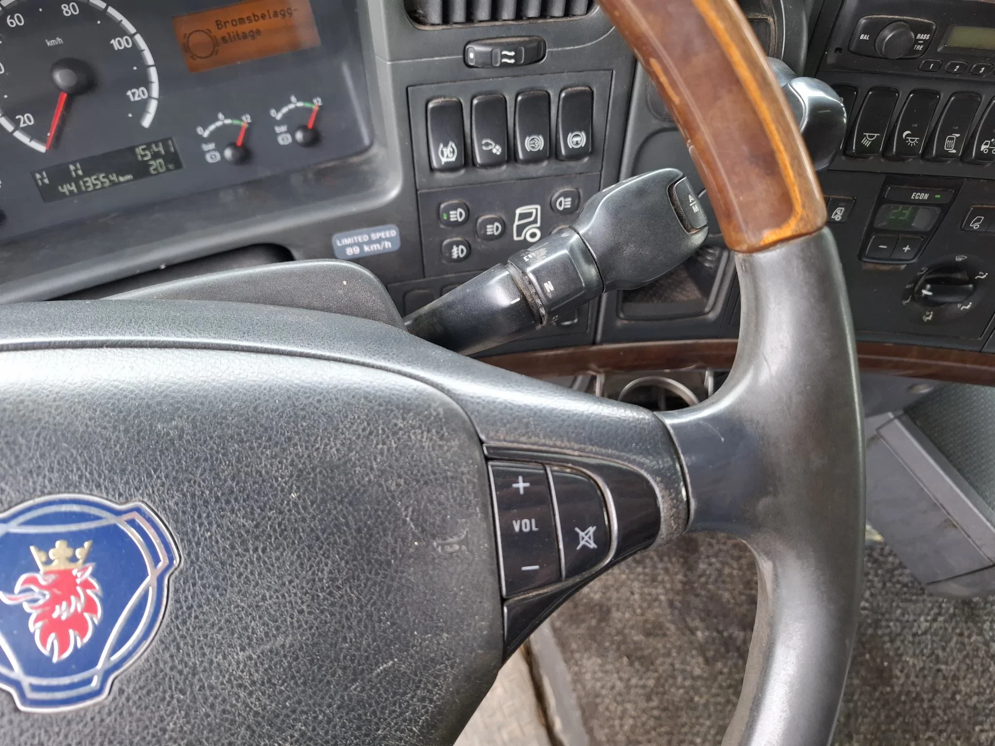 Scania R 2007 - R480 / 8X4 / INLINER / 441355 KM / FULL-AIR / 8TONS FRONT AXLE / FRIDGE / SEMI-AUTOMATIC / EURO-4 / 2006 afbeelding 17