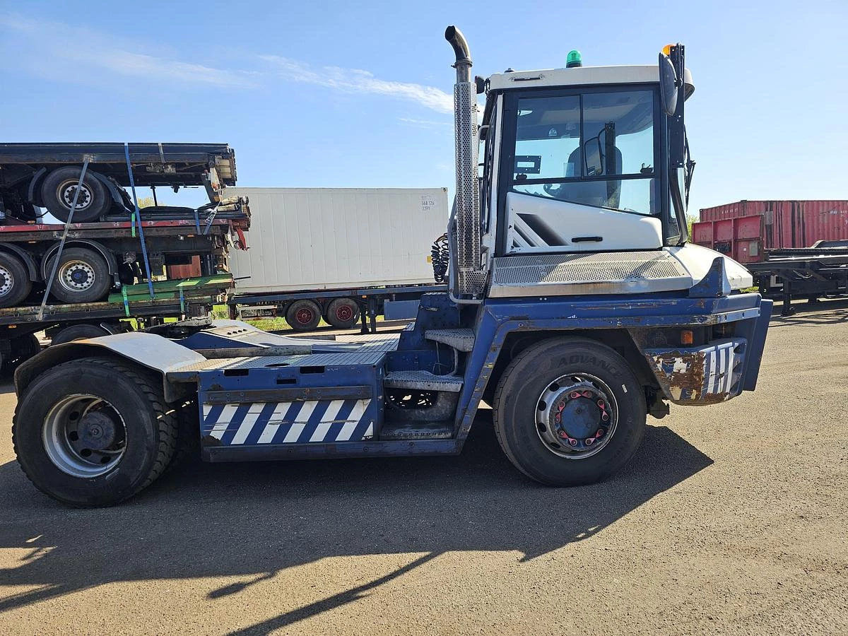 Terberg RT283 | TERMINAL TRACTOR 4X4| TURNING CHAIR. | AUTOMATIC GEAR |19208 HOURS HYDRAULIC SYSTEM. 2016 imagen 3