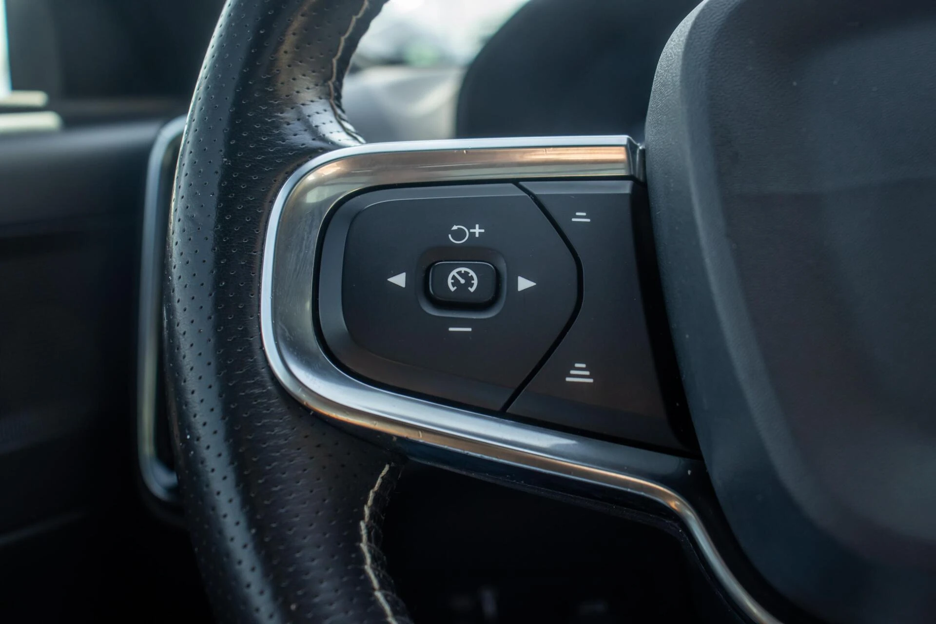 Volvo XC40 2019 - 2.0 T4 R-Design, Orig. NL, Pano, Leder, Keyless afbeelding 18