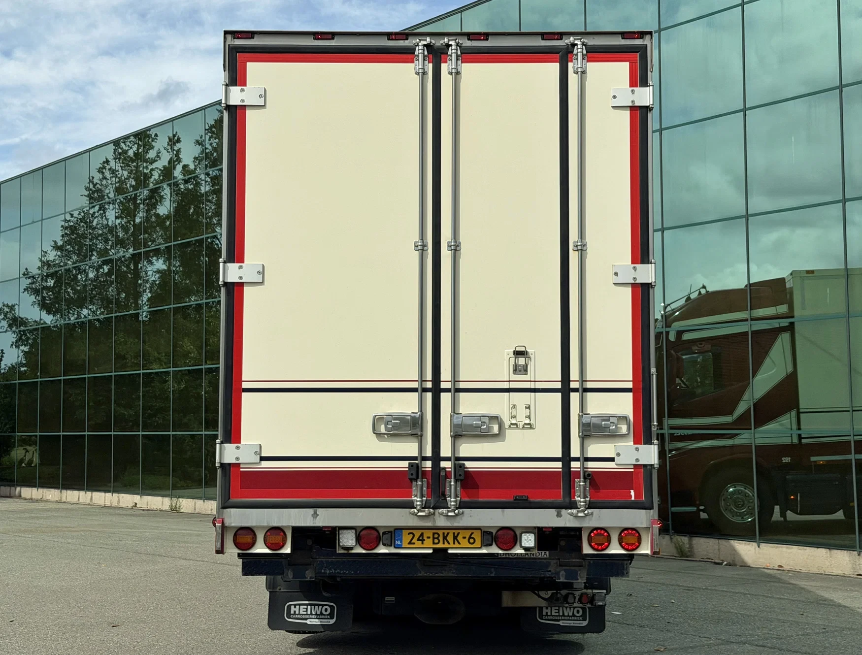 Volvo FH 2018 - 13.500 I-PARK COOL FULL AIR HEIWO ISOLATED BOX + BOX HEATER TAIL LIFT TOP CONDITION HOLLAND-TRUCK изображение 17