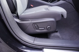 Volvo XC40 2023 - 1.5 T4 Recharge Dark Plus Hybride 20"Licht metalen velgen bild 23