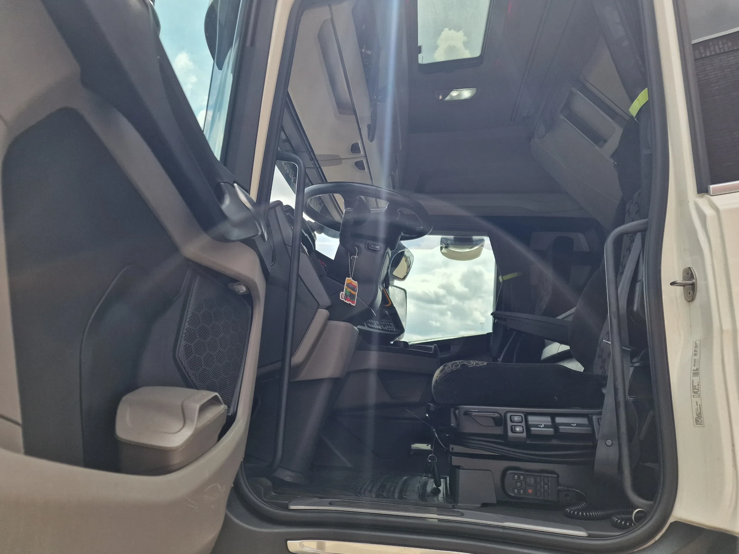 Scania S 2022 - 530S V8 NGS Highline 4x2 - Retarder - Night clima - 2x tank - Led image 13