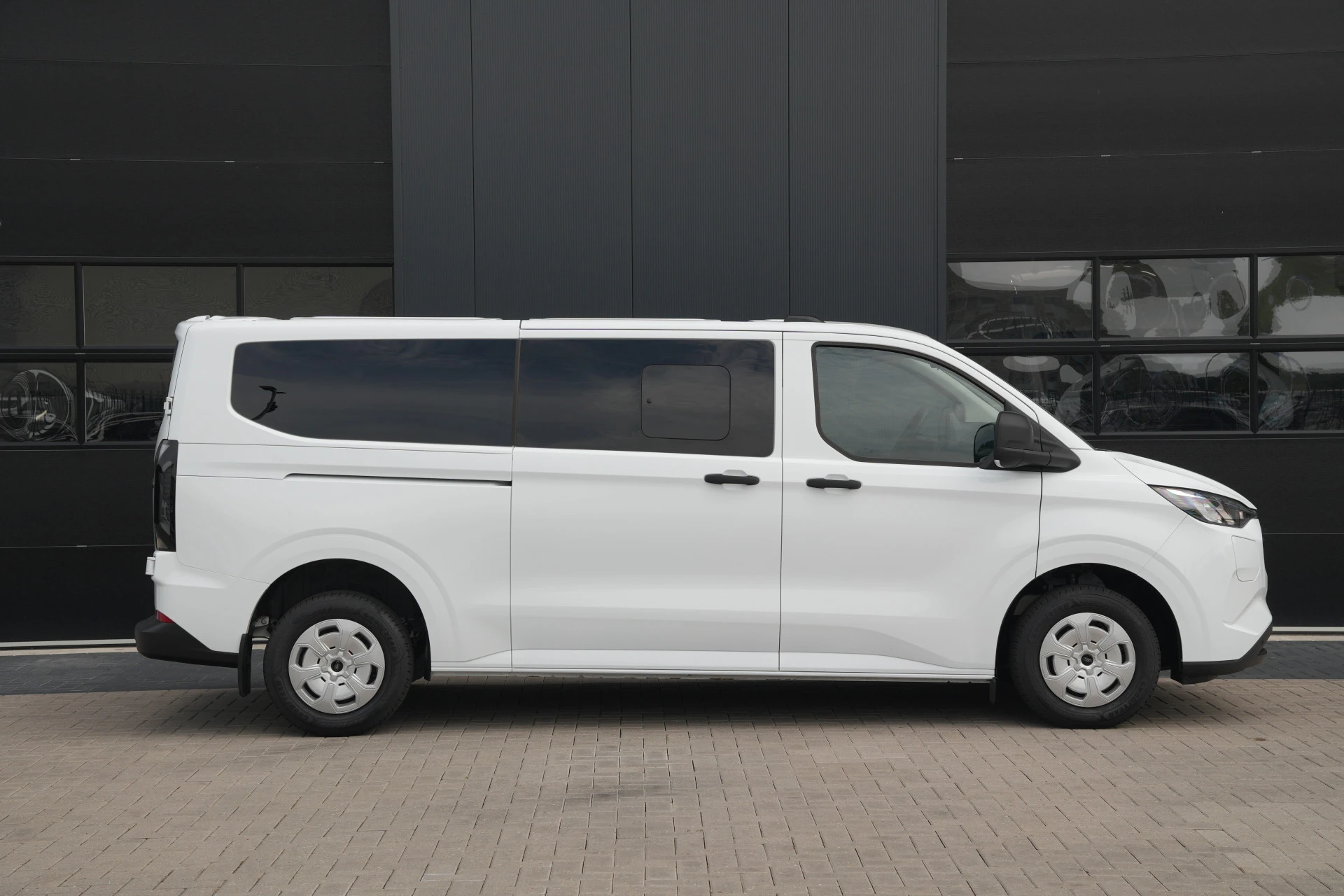 Ford Transit Custom 2026 - 340 2.5 PHEV L2H1 Kombi Trend 9 zits - Carplay - Camera - Navigatie - Airco achterin - Cuise - Rijklaar afbeelding 4
