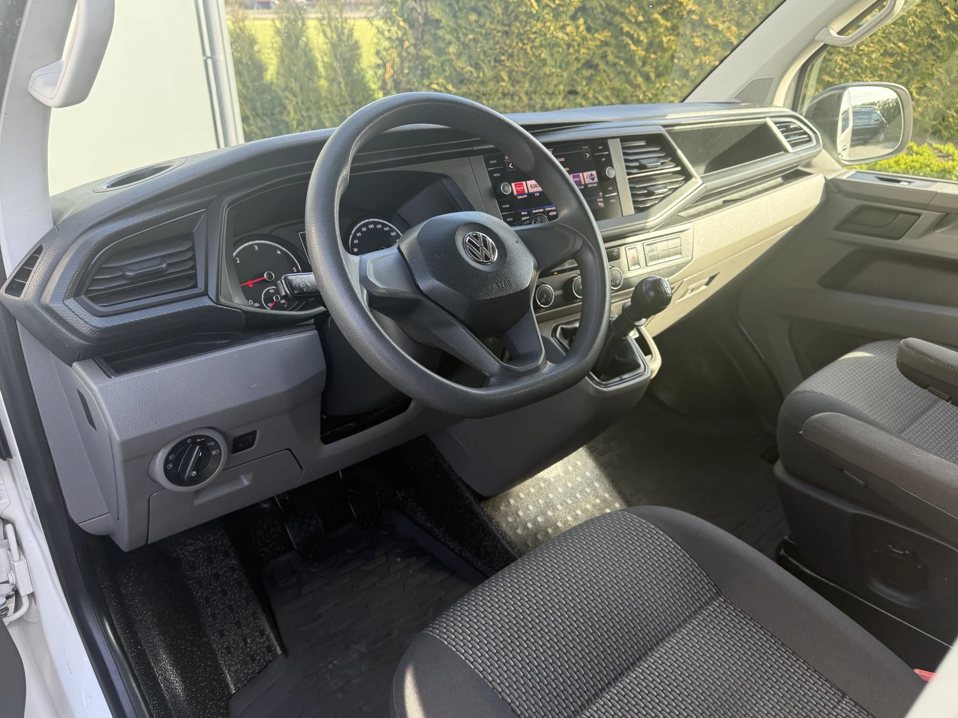 Volkswagen Transporter 2020 - 2.0 TDI 150 PK / L2H1 / 1e EIG. / ALUCA INRICHTING / TREKHAAK / IMPERIAAL / CRUISE / AIRCO / NAVI obrázek 7