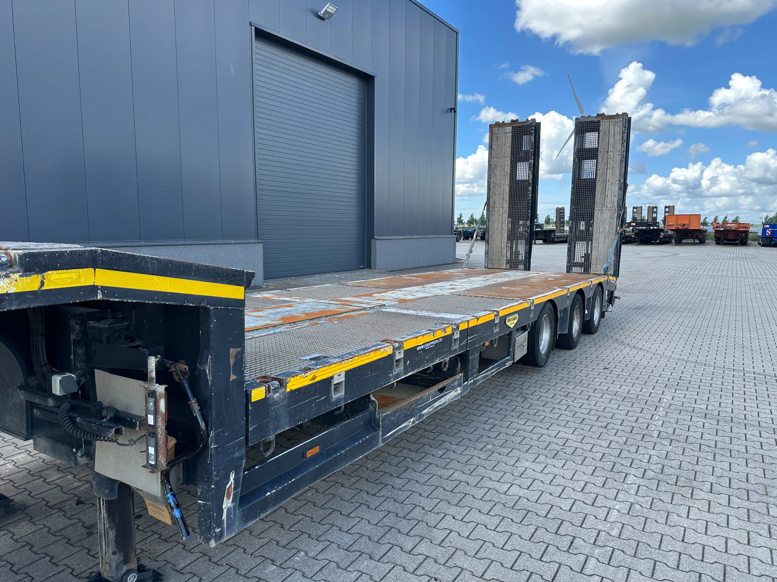 Broshuis 2015 - 3ABSD Lowloader 3-axle / GVW: 53.000kg / Neck: 23.000kg / hydraulic steering + ramps + loading table / 4.60m extendable / winch / liftaxle afbeelding 74