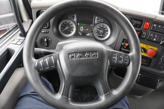 DAF LF 220 FAG 2016 - Terberg Vuilniswagen achterlader Euro6 image 18